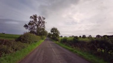 A68, İngiltere 'de Darlington' dan Edinburgh 'daki A720' ye kadar uzanan büyük bir yoldur. A68 yolunda araba kullanmak - Northumberland - İngiltere - 18 Eylül 2020