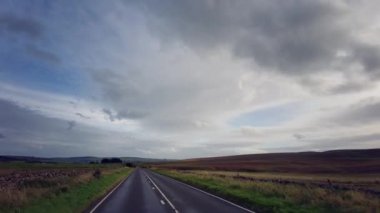 A68, İngiltere 'de Darlington' dan Edinburgh 'daki A720' ye kadar uzanan büyük bir yoldur. A68 yolunda araba kullanmak - Northumberland - İngiltere - 18 Eylül 2020