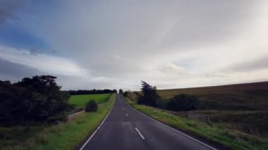 A68, İngiltere 'de Darlington' dan Edinburgh 'daki A720' ye kadar uzanan büyük bir yoldur. A68 yolunda araba kullanmak - Northumberland - İngiltere - 18 Eylül 2020