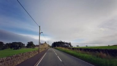 A68, İngiltere 'de Darlington' dan Edinburgh 'daki A720' ye kadar uzanan büyük bir yoldur. A68 yolunda araba kullanmak - Northumberland - İngiltere - 18 Eylül 2020