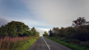 A68, İngiltere 'de Darlington' dan Edinburgh 'daki A720' ye kadar uzanan büyük bir yoldur. A68 yolunda araba kullanmak - Northumberland - İngiltere - 18 Eylül 2020