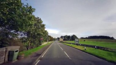 A68, İngiltere 'de Darlington' dan Edinburgh 'daki A720' ye kadar uzanan büyük bir yoldur. A68 yolunda araba kullanmak - Northumberland - İngiltere - 18 Eylül 2020