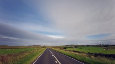 A68, İngiltere 'de Darlington' dan Edinburgh 'daki A720' ye kadar uzanan büyük bir yoldur. A68 yolunda araba kullanmak - Northumberland - İngiltere - 18 Eylül 2020