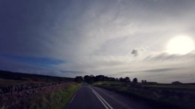 A68, İngiltere 'de Darlington' dan Edinburgh 'daki A720' ye kadar uzanan büyük bir yoldur. A68 yolunda araba kullanmak - Northumberland - İngiltere - 18 Eylül 2020
