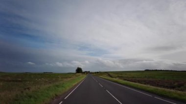 A68, İngiltere 'de Darlington' dan Edinburgh 'daki A720' ye kadar uzanan büyük bir yoldur. A68 yolunda araba kullanmak - Northumberland - İngiltere - 18 Eylül 2020