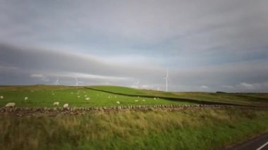 A68, İngiltere 'de Darlington' dan Edinburgh 'daki A720' ye kadar uzanan büyük bir yoldur. A68 yolunda araba kullanmak - Northumberland - İngiltere - 18 Eylül 2020
