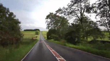 A68, İngiltere 'de Darlington' dan Edinburgh 'daki A720' ye kadar uzanan büyük bir yoldur. A68 yolunda araba kullanmak - Northumberland - İngiltere - 18 Eylül 2020