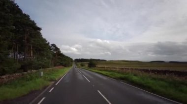 A68, İngiltere 'de Darlington' dan Edinburgh 'daki A720' ye kadar uzanan büyük bir yoldur. A68 yolunda araba kullanmak - Northumberland - İngiltere - 18 Eylül 2020