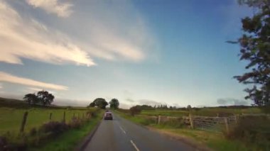 A68, İngiltere 'de Darlington' dan Edinburgh 'daki A720' ye kadar uzanan büyük bir yoldur. A68 yolunda araba kullanmak - Northumberland - İngiltere - 18 Eylül 2020