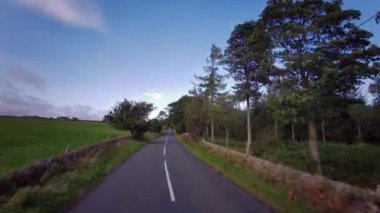 A68, İngiltere 'de Darlington' dan Edinburgh 'daki A720' ye kadar uzanan büyük bir yoldur. A68 yolunda araba kullanmak - Northumberland - İngiltere - 18 Eylül 2020