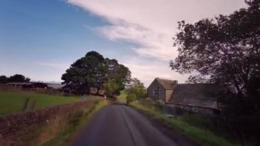 A68, İngiltere 'de Darlington' dan Edinburgh 'daki A720' ye kadar uzanan büyük bir yoldur. A68 yolunda araba kullanmak - Northumberland - İngiltere - 18 Eylül 2020