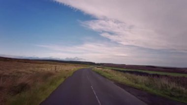 A68, İngiltere 'de Darlington' dan Edinburgh 'daki A720' ye kadar uzanan büyük bir yoldur. A68 yolunda araba kullanmak - Northumberland - İngiltere - 18 Eylül 2020