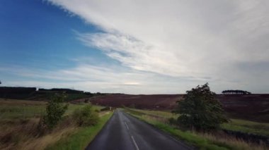 A68, İngiltere 'de Darlington' dan Edinburgh 'daki A720' ye kadar uzanan büyük bir yoldur. A68 yolunda araba kullanmak - Northumberland - İngiltere - 18 Eylül 2020