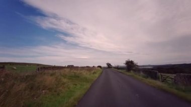 A68, İngiltere 'de Darlington' dan Edinburgh 'daki A720' ye kadar uzanan büyük bir yoldur. A68 yolunda araba kullanmak - Northumberland - İngiltere - 18 Eylül 2020