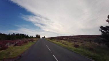 A68, İngiltere 'de Darlington' dan Edinburgh 'daki A720' ye kadar uzanan büyük bir yoldur. A68 yolunda araba kullanmak - Northumberland - İngiltere - 18 Eylül 2020