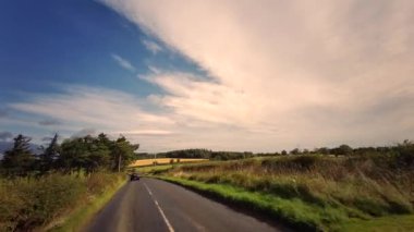 A68, İngiltere 'de Darlington' dan Edinburgh 'daki A720' ye kadar uzanan büyük bir yoldur. A68 yolunda araba kullanmak - Northumberland - İngiltere - 18 Eylül 2020