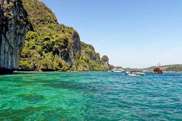 Koh Phak Bia島 香港島の後ろに位置する小さな島 透き通った海の水 快適で日陰の雰囲気に恵まれています 2020年1月24日 — ストック写真