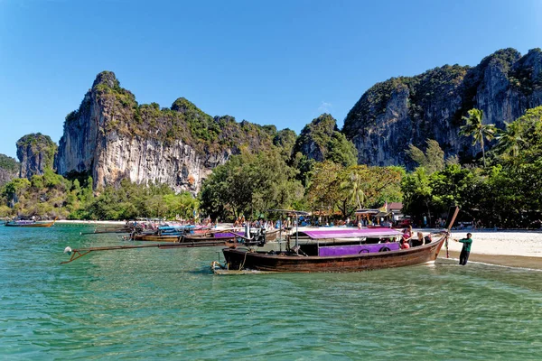 Koh Phak Bia島 香港島の後ろに位置する小さな島 透き通った海の水 快適で日陰の雰囲気に恵まれています 2020年1月24日 — ストック写真