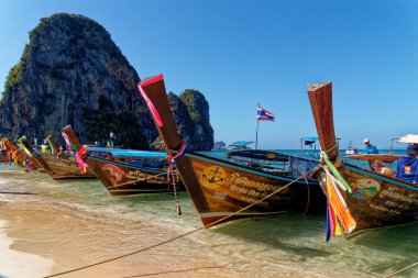 Phra Nang sahilindeki uzun kuyruklu botlar, Railay, Krabi ili, Tayland: uzun kuyruklu botlar ve Prenses Mağarası - Yolculuk varış noktası - 25 Ocak 2020
