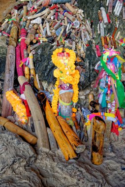 Prenses Mağarası, Phallus sembolleri Phra Nang Mağara Tapınağı Phra Nang adında bir prenses tanrıçaya adanmıştır. Phra Nang Plajı, Krabi Eyaleti, Tayland - 25 Ocak 2020