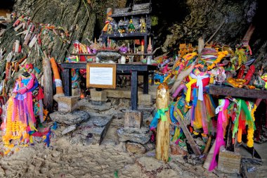 Prenses Mağarası, Phallus sembolleri Phra Nang Mağara Tapınağı Phra Nang adında bir prenses tanrıçaya adanmıştır. Phra Nang Plajı, Krabi Eyaleti, Tayland - 25 Ocak 2020