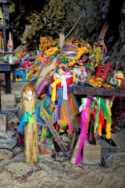 Prenses Mağarası, Phallus sembolleri Phra Nang Mağara Tapınağı Phra Nang adında bir prenses tanrıçaya adanmıştır. Phra Nang Plajı, Krabi Eyaleti, Tayland - 25 Ocak 2020