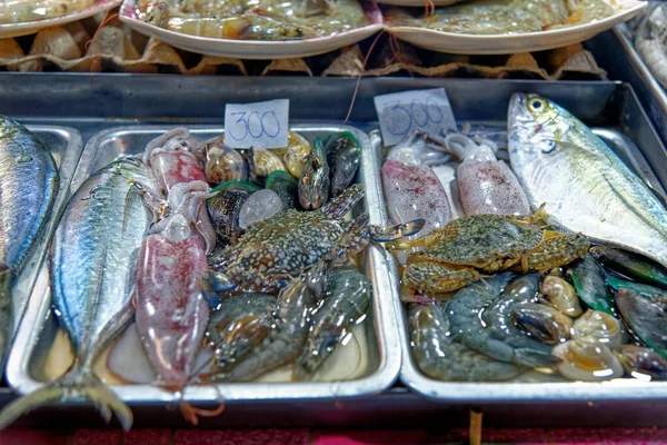 アオナンの魚市場で新鮮なシーフードプレート 東南アジア — ストック写真