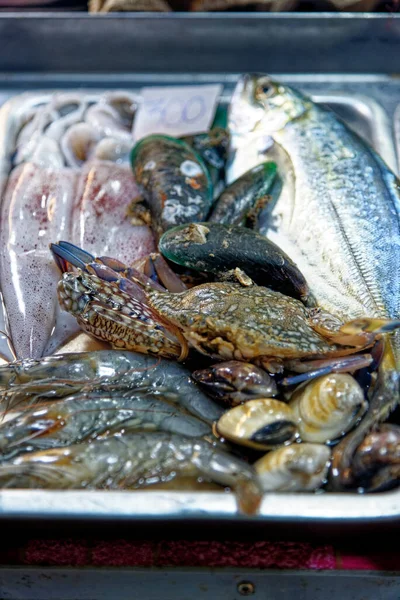 アオナンの魚市場で新鮮なシーフードプレート 東南アジア — ストック写真