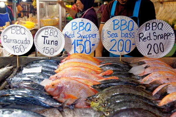 アオナンのタイストリートマーケットでの魚の展示 — ストック写真