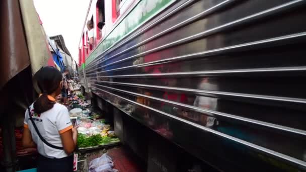 Maeklong Thaiföld 2020 Január Ázsia Egyik Leghíresebb Piaca Maeklong Vasúti — Stock videók