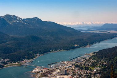 Douglas Adası, Gastineau Kanalı ve Juneau Dağı 'nın tepesinden manzara. Yaz boyunca Alaska 'da Juneau