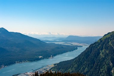 Douglas Adası, Gastineau Kanalı ve Juneau Dağı 'nın tepesinden manzara. Yaz boyunca Alaska 'da Juneau