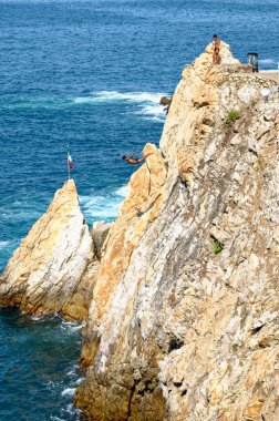 Cliff diver, bir clavadista, La Quebrada, Acapulco, Guerrero State, Meksika 'da uçurumlardan atlıyor - 11 Ocak 2011