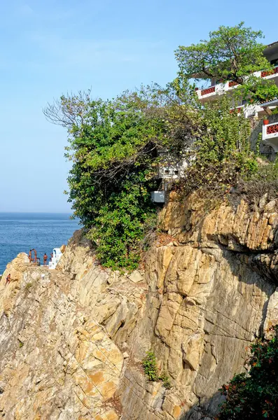 Klippentaucher Ein Clavadista Taucht Von Den Klippen Bei Quebrada Acapulco — Stockfoto