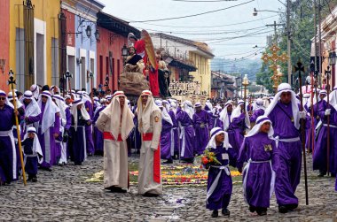 UNESCO Dünya Mirası Alanı Antigua, Guatemala 'da Kutsal Cuma Geçit Töreni (Semana Noel Baba) - 22 Nisan 2011
