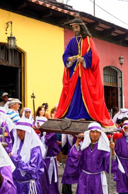 UNESCO Dünya Mirası Alanı Antigua, Guatemala 'da Kutsal Cuma Geçit Töreni (Semana Noel Baba) - 22 Nisan 2011
