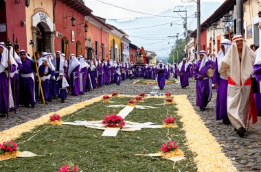 UNESCO Dünya Mirası Alanı Antigua, Guatemala 'da Kutsal Cuma Geçit Töreni (Semana Noel Baba) - 22 Nisan 2011