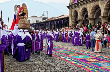 UNESCO Dünya Mirası Alanı Antigua, Guatemala 'da Kutsal Cuma Geçit Töreni (Semana Noel Baba) - 22 Nisan 2011