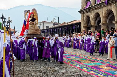 UNESCO Dünya Mirası Alanı Antigua, Guatemala 'da Kutsal Cuma Geçit Töreni (Semana Noel Baba) - 22 Nisan 2011