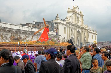 UNESCO Dünya Mirası Alanı Antigua, Guatemala 'da Kutsal Cuma Geçit Töreni (Semana Noel Baba) - 22 Nisan 2011