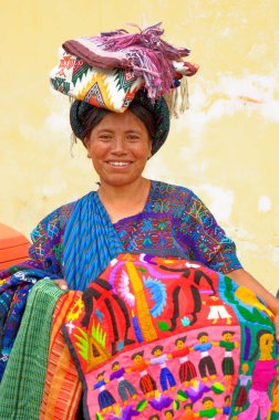 Geleneksel huipil giyen Maya Hindistanlı kadın, Guatemala 'nın dağlık bölgelerindeki Antigua şehrinde dokuma satıyor - 22 Nisan 2011