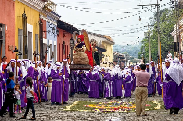 UNESCO Dünya Mirası Alanı Antigua, Guatemala 'da Kutsal Cuma Geçit Töreni (Semana Noel Baba) - 22 Nisan 2011