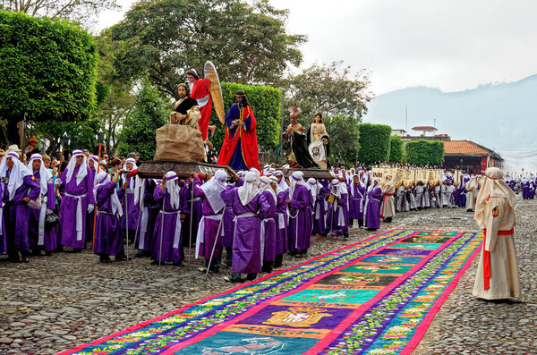 Процессия Страстной пятницы во время Страстной недели (Семана Санта) в объекте Всемирного наследия ЮНЕСКО Антигуа, Гватемала - 22 апреля 2011 г.