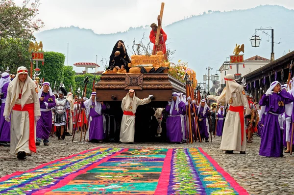 UNESCO Dünya Mirası Alanı Antigua, Guatemala 'da Kutsal Cuma Geçit Töreni (Semana Noel Baba) - 22 Nisan 2011
