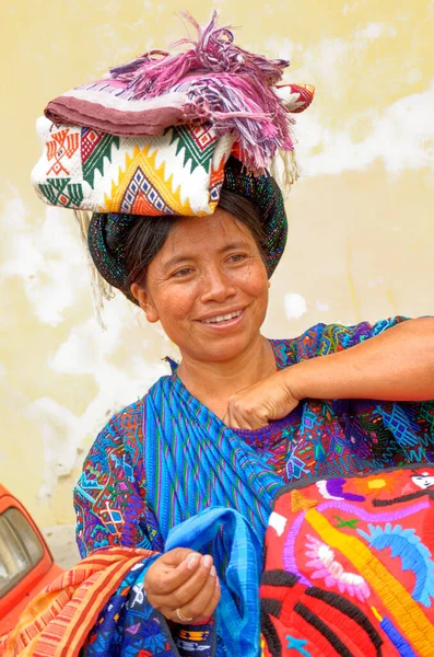 Mayská Indiánka Tradičním Huipilem Prodává Tkalcovství Městě Antigua Vysočině Guatemala — Stock fotografie
