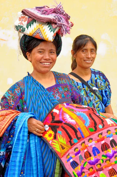 Geleneksel huipil giyen Maya Hindistanlı kadın, Guatemala 'nın dağlık bölgelerindeki Antigua şehrinde dokuma satıyor - 22 Nisan 2011