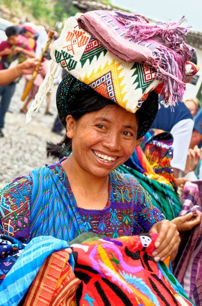 Mayská Indiánka Tradičním Huipilem Prodává Tkalcovství Městě Antigua Vysočině Guatemala — Stock fotografie