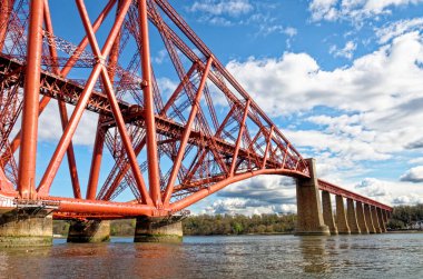 Edinburgh Lothian - İskoçya yakınlarındaki Güney Queensferry 'deki Dördüncü Demiryolu Köprüsü. Forth Bridge, İskoçya 'nın doğusunda, merkez Edinburgh' un 9 mil batısında, Firth of Forth boyunca uzanan bir kantilever demiryolu köprüsü. 1890 'da tamamlandı..