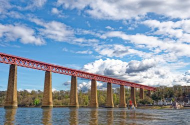 Edinburgh Lothian - İskoçya yakınlarındaki Güney Queensferry 'deki Dördüncü Demiryolu Köprüsü. Forth Bridge, İskoçya 'nın doğusunda, merkez Edinburgh' un 9 mil batısında, Firth of Forth boyunca uzanan bir kantilever demiryolu köprüsü. 1890 'da tamamlandı..