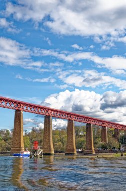 Edinburgh Lothian - İskoçya yakınlarındaki Güney Queensferry 'deki Dördüncü Demiryolu Köprüsü. Forth Bridge, İskoçya 'nın doğusunda, merkez Edinburgh' un 9 mil batısında, Firth of Forth boyunca uzanan bir kantilever demiryolu köprüsü. 1890 'da tamamlandı..
